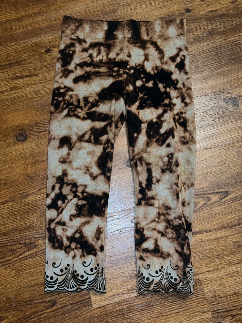 HUE Brown Gray & Black Acid Wash Tie-Dye Capri Leggings Scalloped Hem Size M